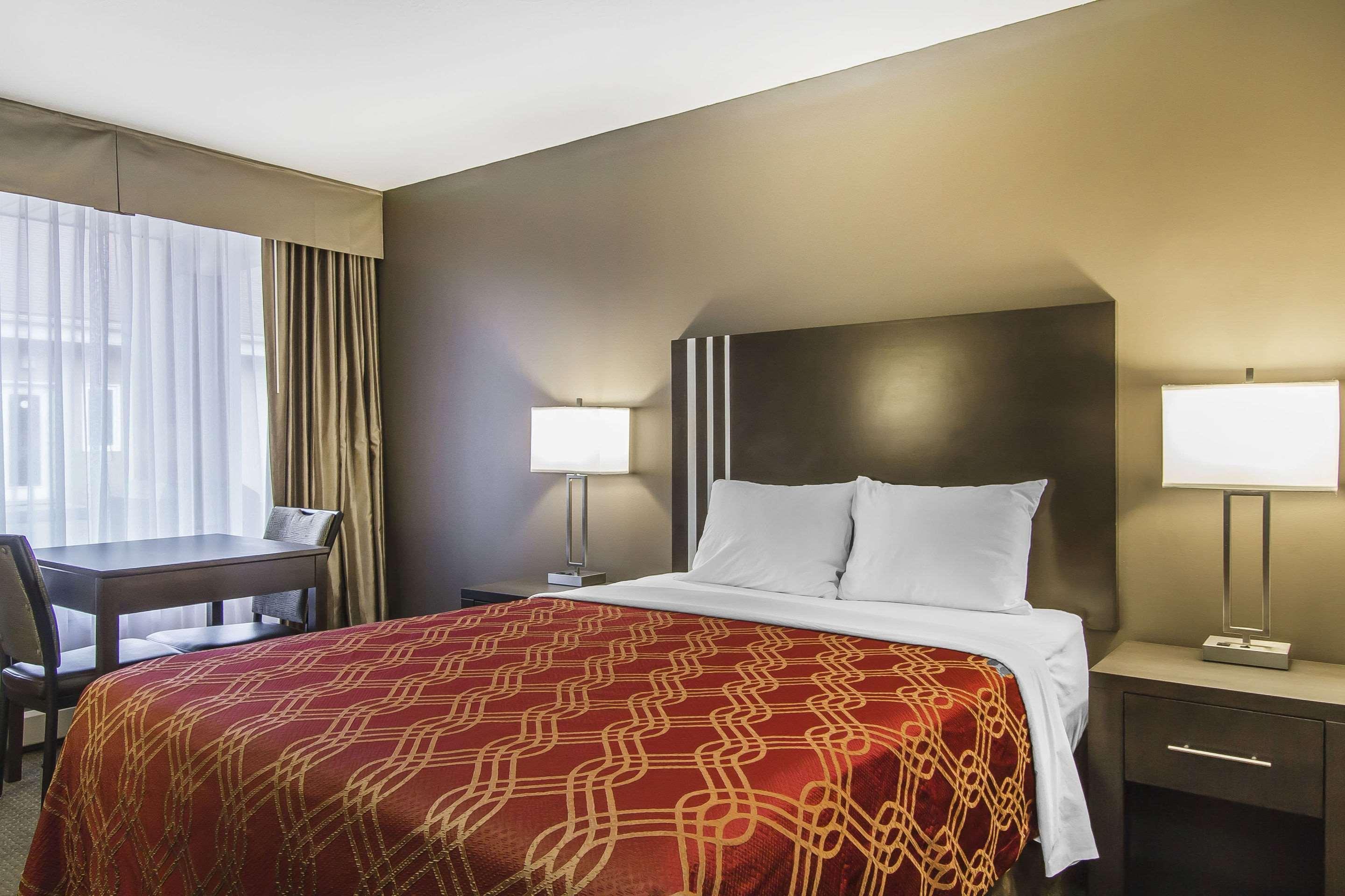 Econo Lodge Inn & Suites Lethbridge Exterior foto