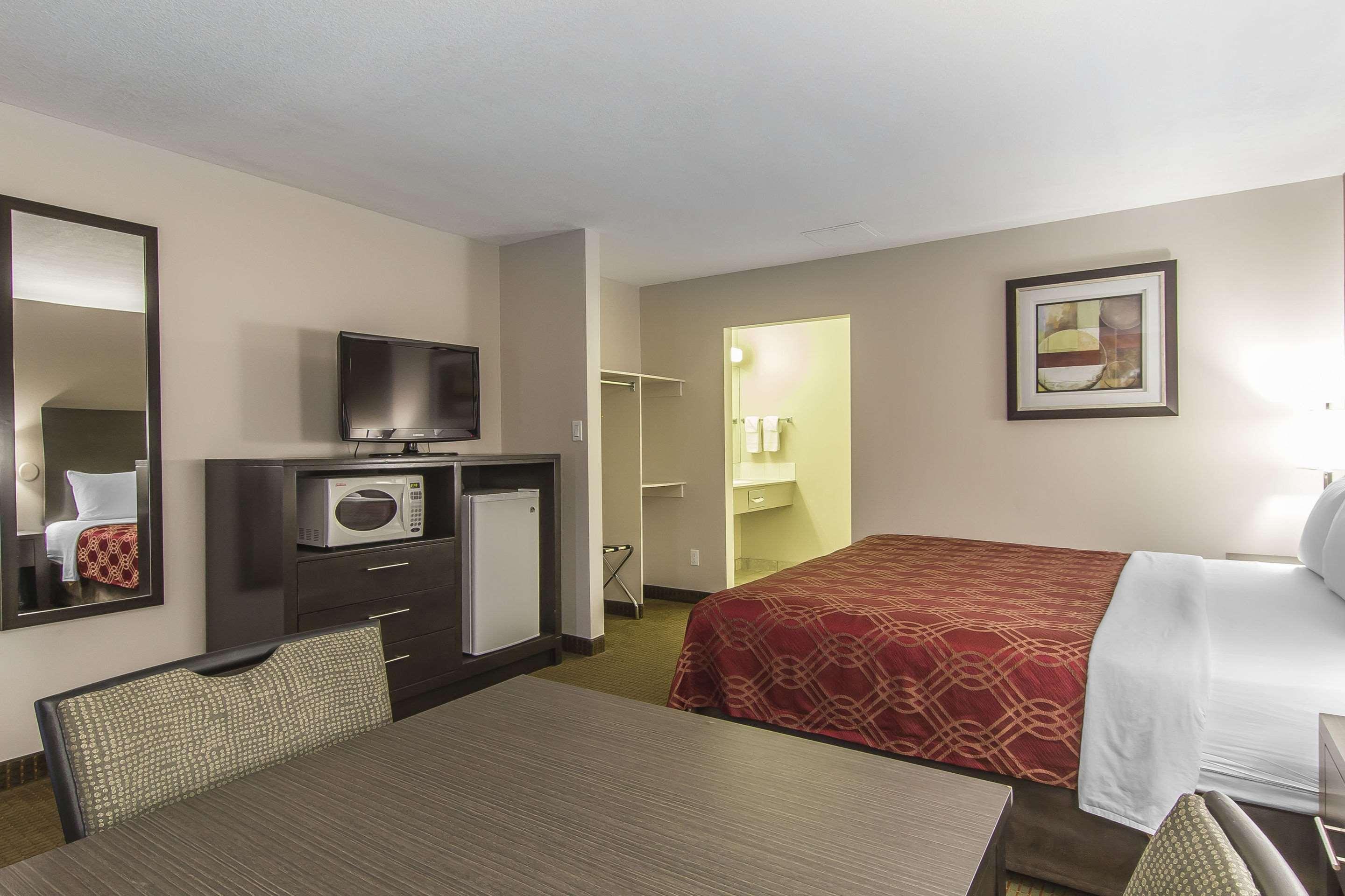 Econo Lodge Inn & Suites Lethbridge Exterior foto